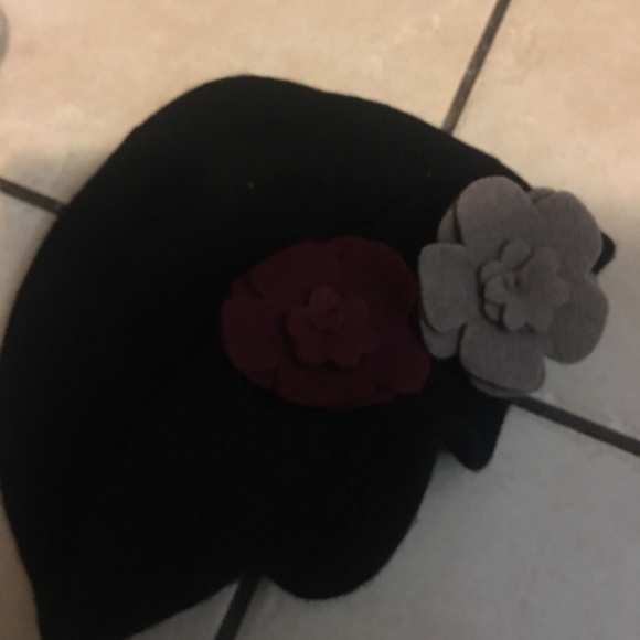 New wool adult beret withe cut out flowers - Picture 2 of 3